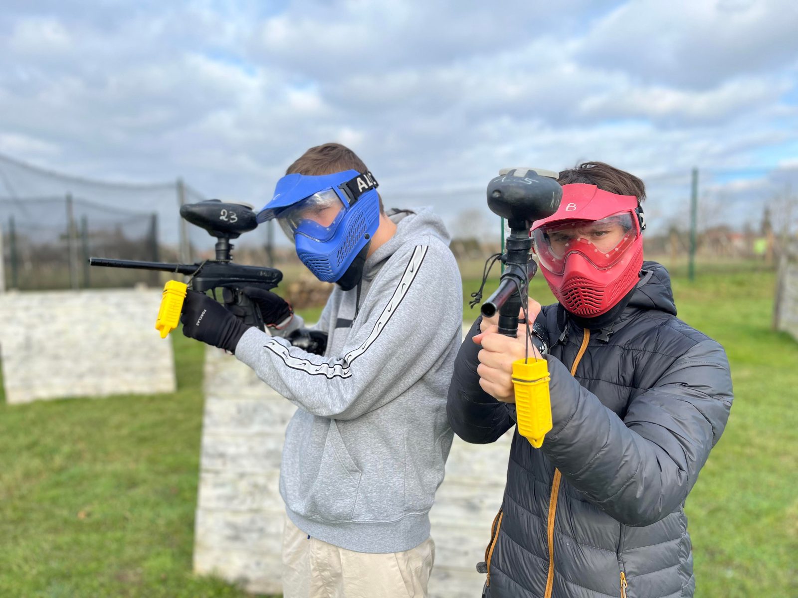 Duo de joueurs pendant un EVG paintball chez Team Square