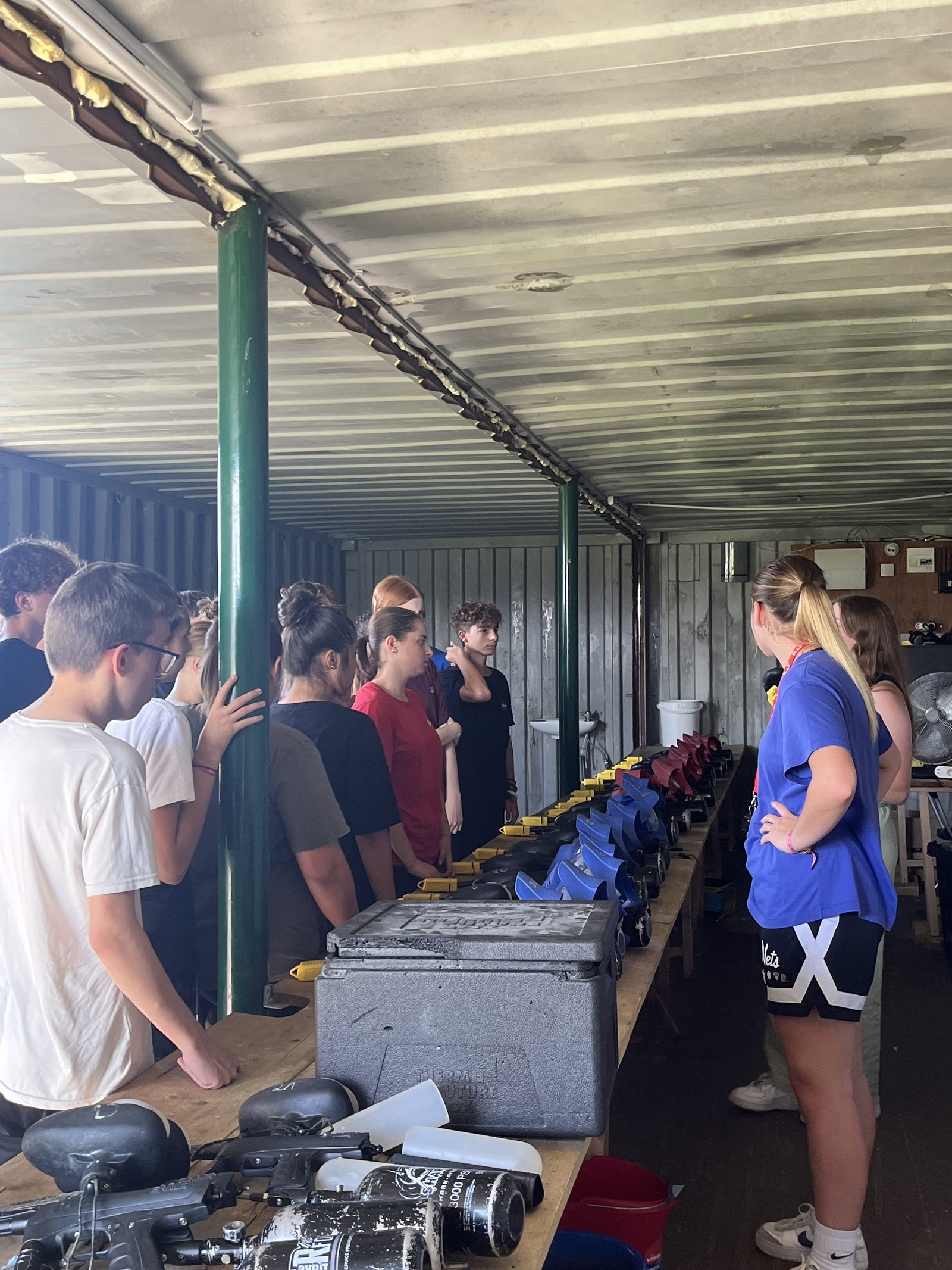Une équipe s'équipe avant une partie de paintball chez Team Square
