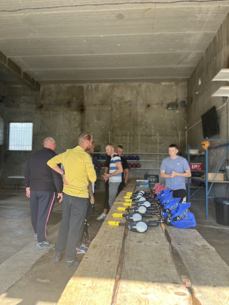 Le matériel de protection préparé avant une séance de paintball chez Team Square