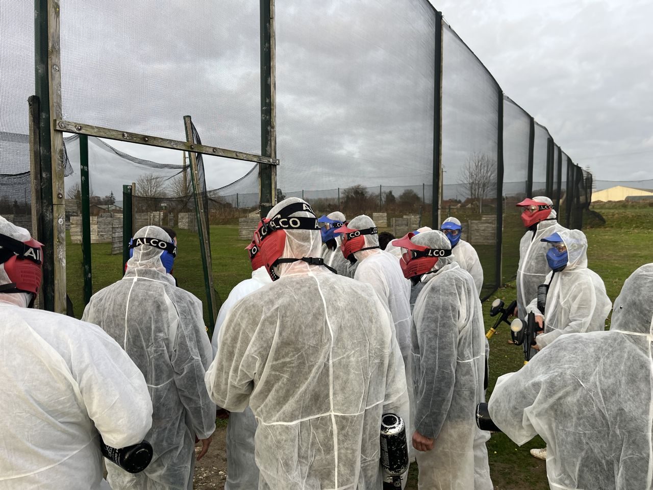 Un groupe reçoit le briefing sécurité avant sa séance de paintball